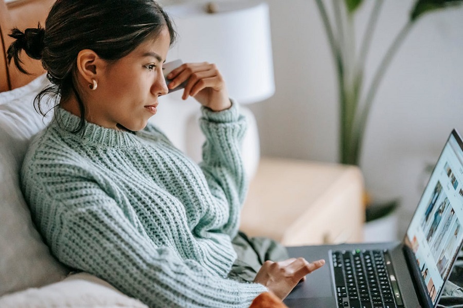 femme-en-pull-gris-a-l-aide-de-macbook-pro