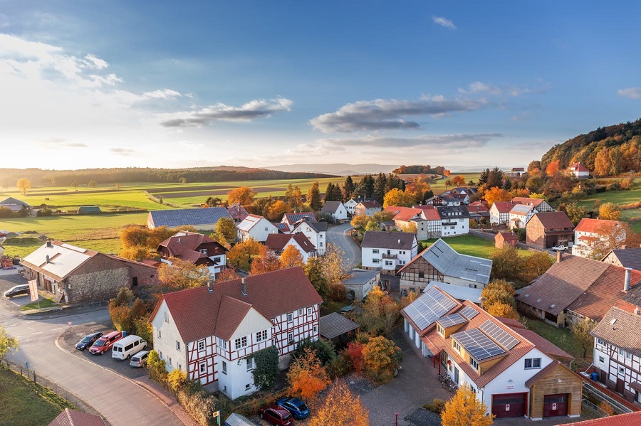 photographie-de-haut-angle-du-village