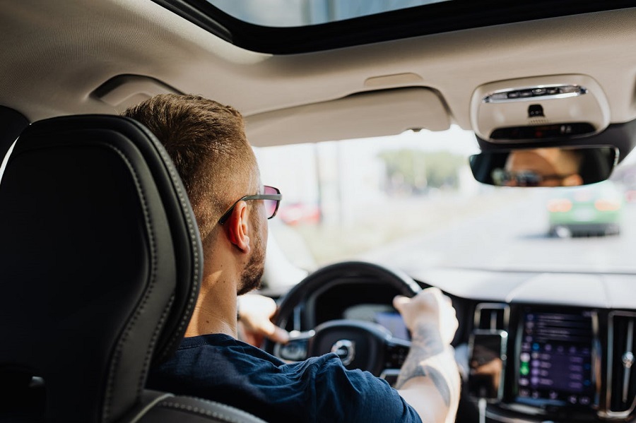 homme-voiture-conduire-transport