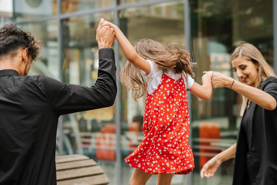 famille-passer-du-temps-ensemble-dans-la-rue