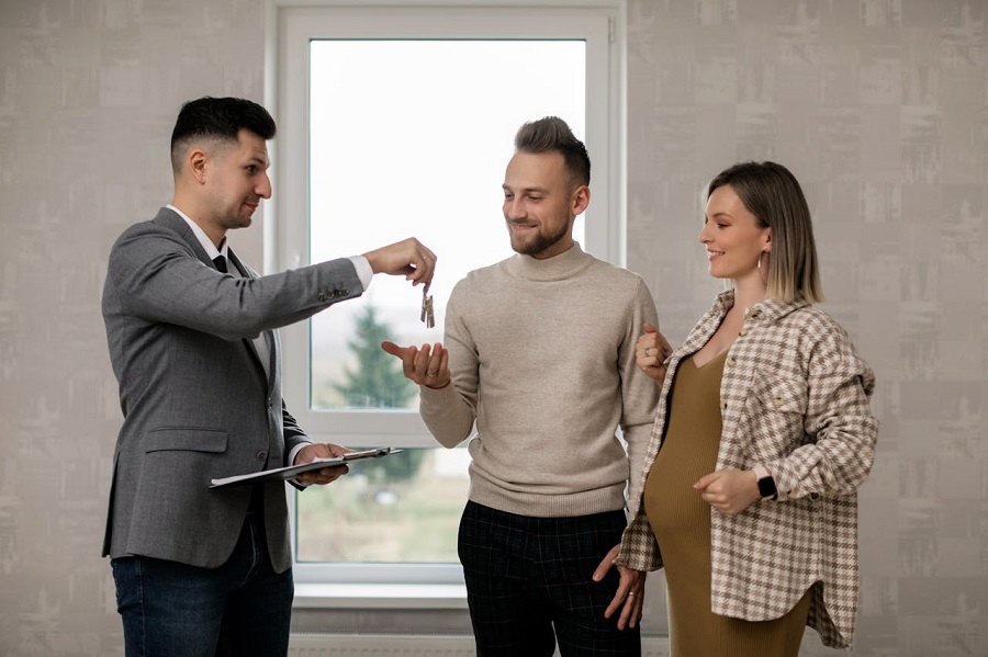 homme-en-pull-gris-tenant-la-main-avec-une-femme-en-chemise-a-manches-longues-grise