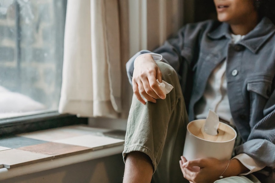 personne-en-robe-grise-tenant-une-tasse-en-ceramique-blanche