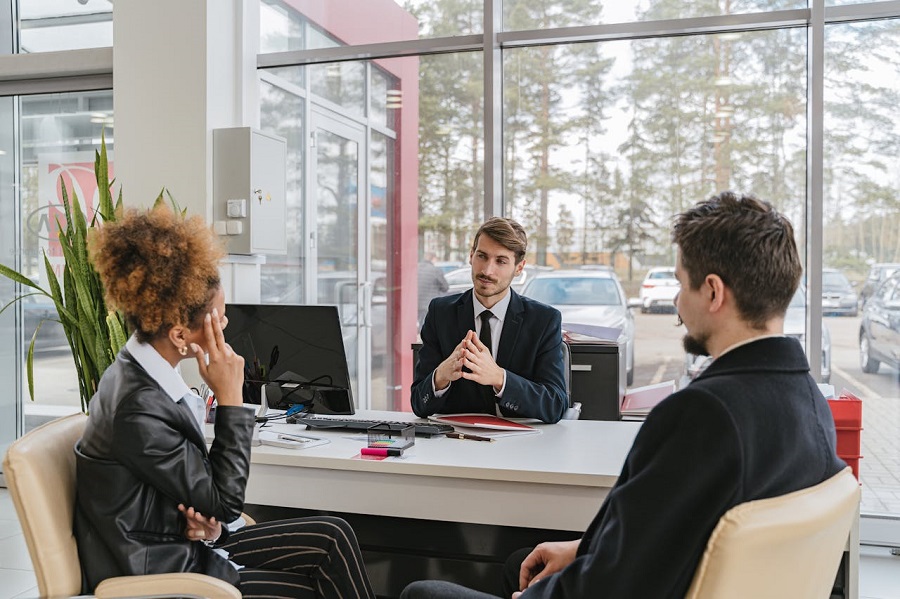 interview entre deux employés et un inspecteur de travail