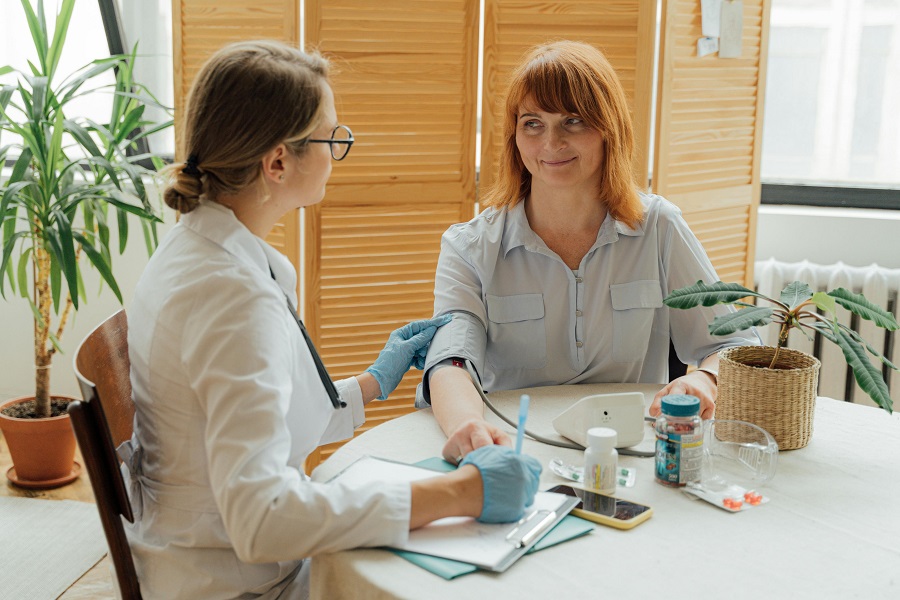 Un médecin en train de consulter une employée.