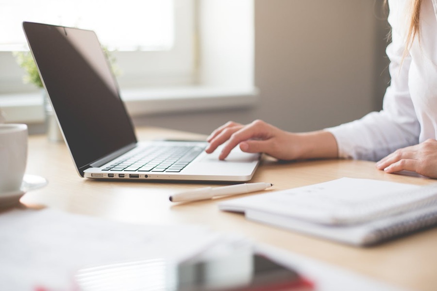 mains-femme-bureau-ordinateur-portable