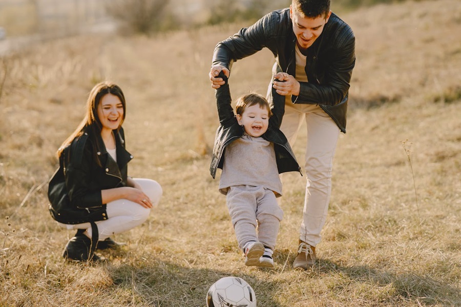 photo-de-famille-s-amusant-avec-un-ballon-de-soccer