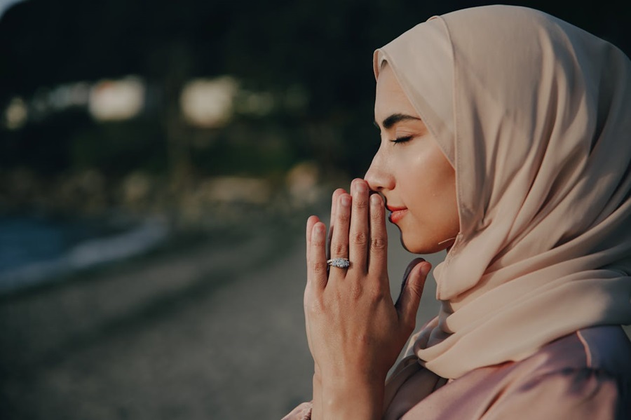 femme-jeune-religion-bague